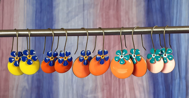 Lule Boucles d'oreilles colorées, fleur bleue sur disque jaune, orange, bleu ou rose