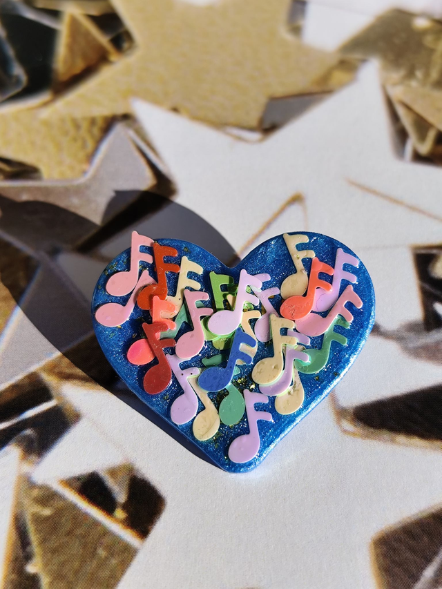 Broche cœur à paillettes - Notes de musique