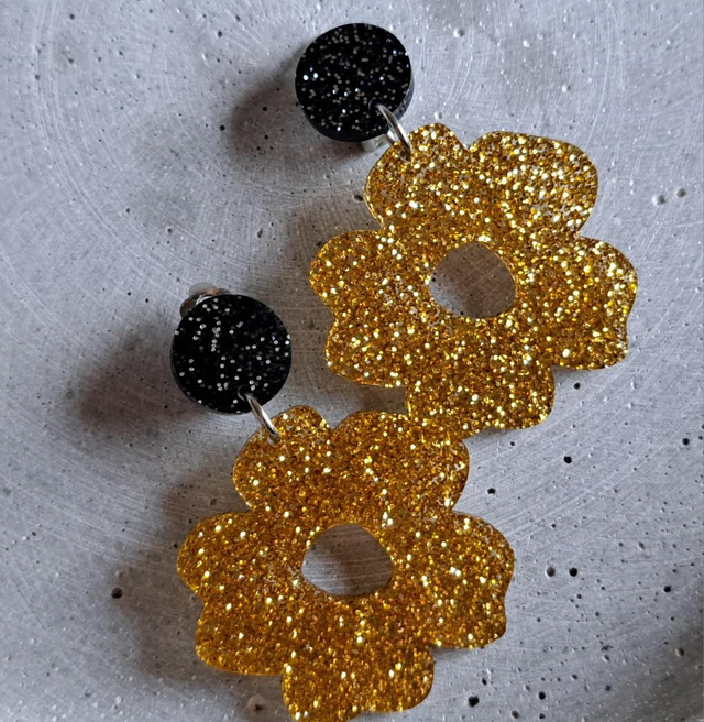 A - Floora -korvakorut klipsillä, kulta glitter