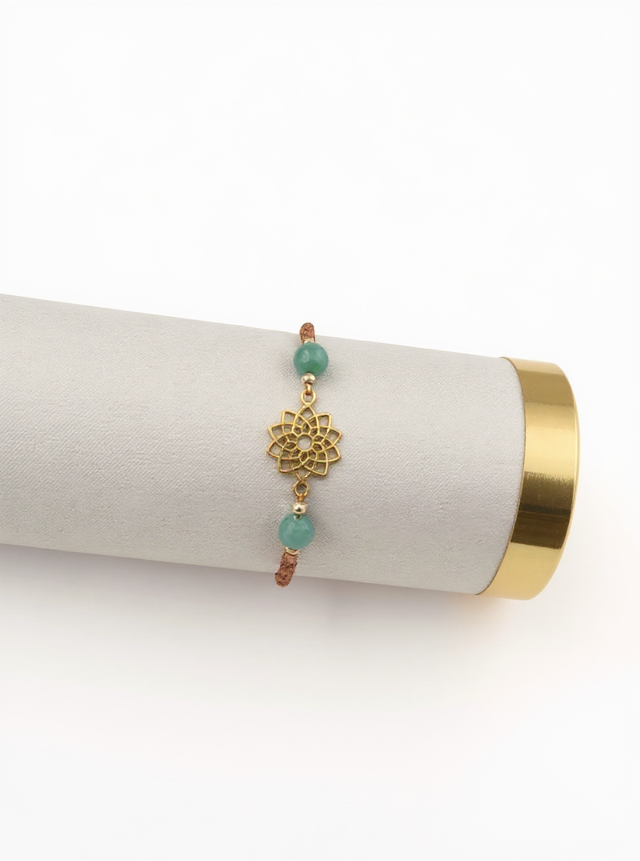 Bracelet rosace dorée en micro-macramé