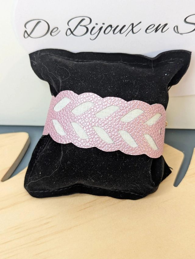 Bracelet manchette en cuir rose poudré, avec du tissus enduit blanc (résistant), une chaine couleur or. Le fermoir est de couleur or.