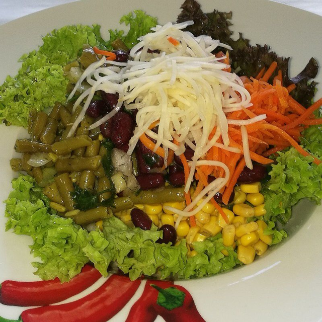 Gemischte Salatplatte und Brötchen