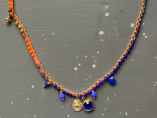 Collier en crochet et perles orange et bleu à breloques