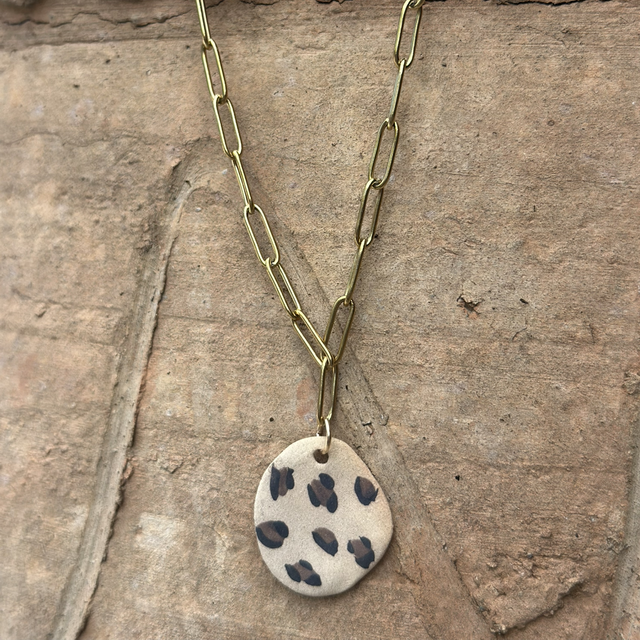 Collier Léopard – Pendentif en céramique peint à la main