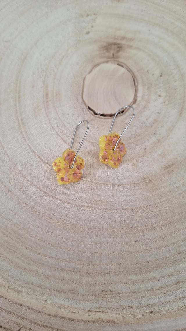 Boucles d&#039;oreilles argentées hibiscus jaune/paillettes roses holographiques 
