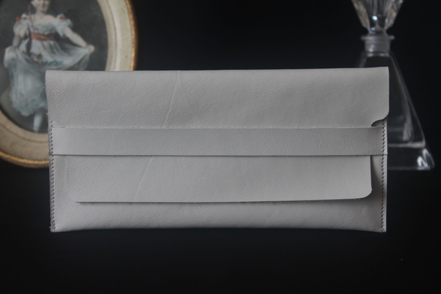 Etui à lunettes blanc avec le logo peint couleur noir à l’intérieur