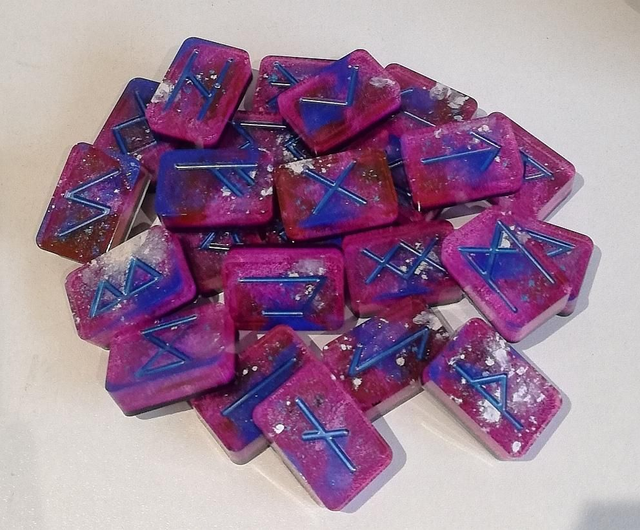 Runes Futharks, jeu de 24 runes Vikings avec feuille d'interprétation 