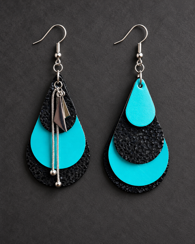 Éclat d’Azur » – Boucles d’oreilles asymétriques en cuir véritable, bleu vernis brillant et bleu marine pailleté