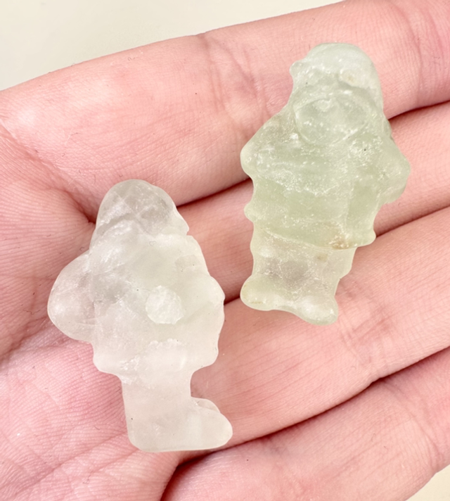 2x Fluorite Santa claws - imperfect