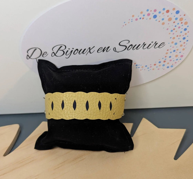Bracelet manchette en cuir jaune, avec du tissus enduit bleu sombre (résistant), avec une chaine en argent. Le fermoir est de couleur argent.