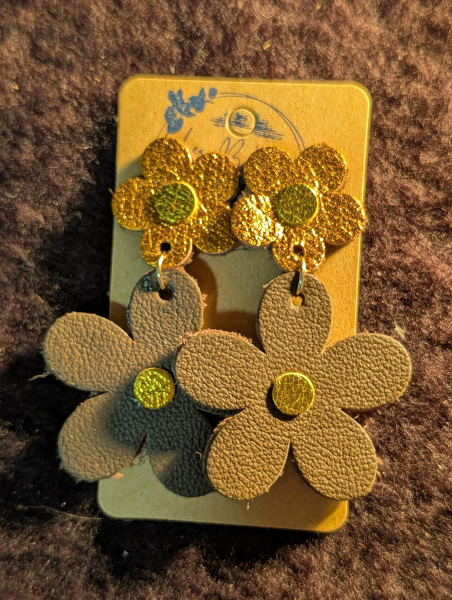 Boucles d'oreilles marguerite chocolat orange irisé m620