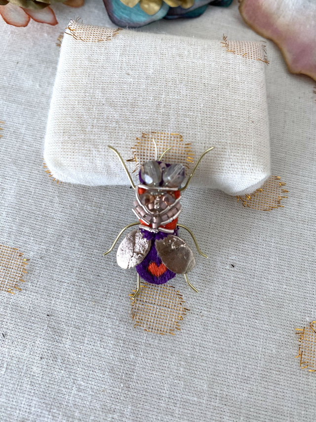 Broche mouche violet orange