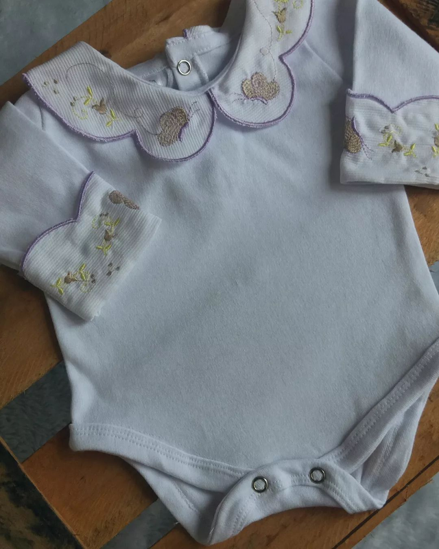 Bory com gola e punhos bordadados