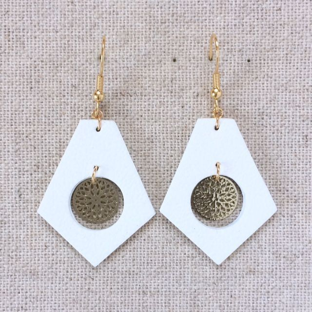 Boucles d’oreilles « Luth » dorées, cuir blanc
