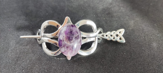 Broche artisanale en fil métallique argenté