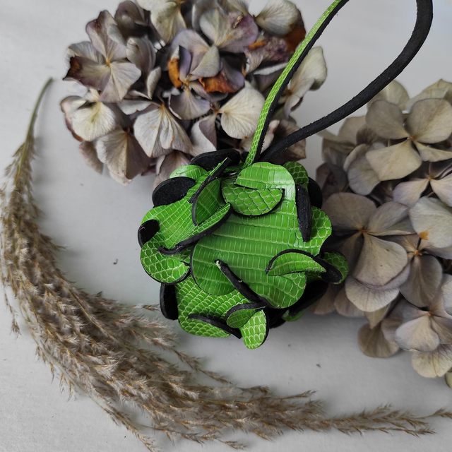 Fleur d'hortensia en cuir à suspendre 