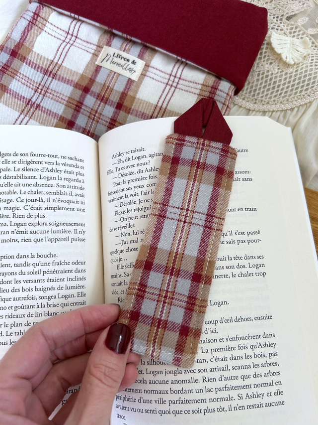 Marque-page Claire en flanelle tartan bordeaux – fait main