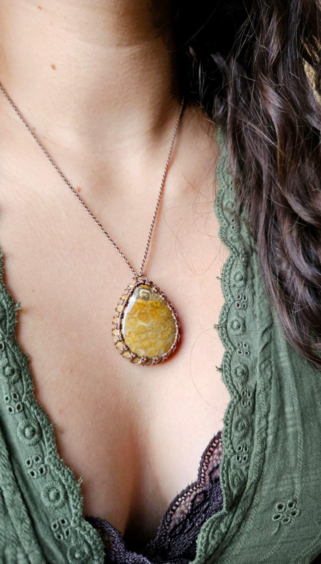 Collier corail fossile - macramé marron clair