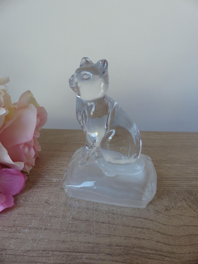 Figurine chat en verre sur coussin Cristal d'Arques en verre dépoli, Collection animal chat en verre vintage, Presse papier chat en verre