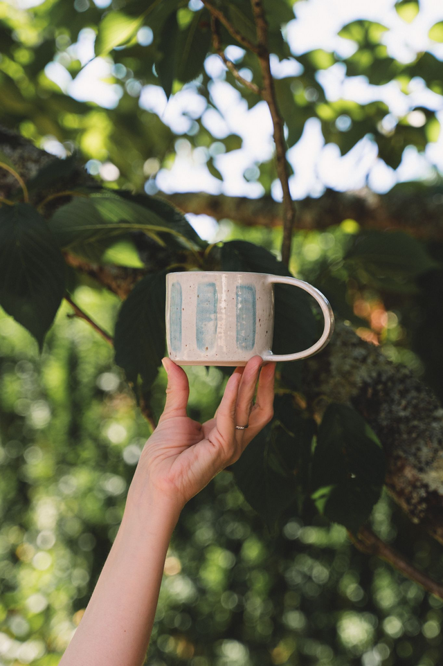 Mug blanc tacheté avec rayures bleu clair 🩵