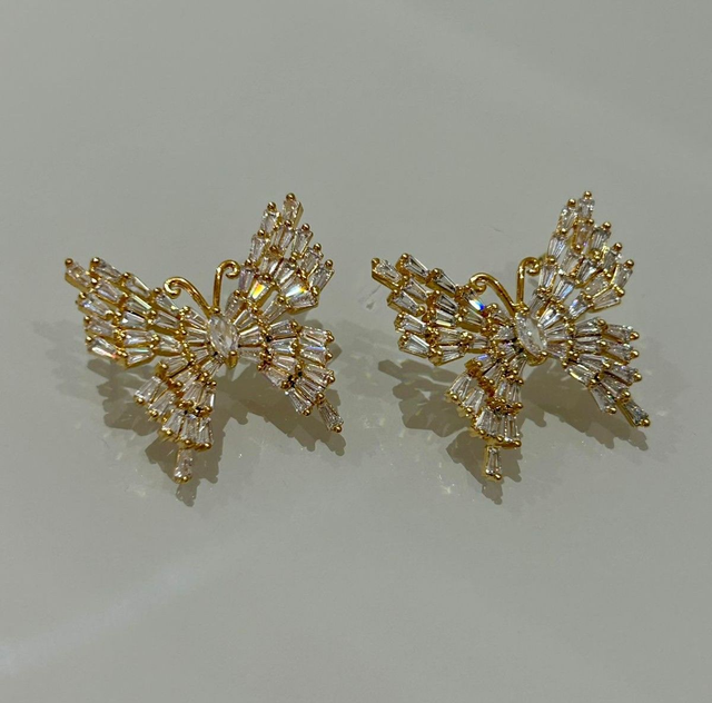 BRINCO BORBOLETA CRAVEJADO DE ZIRCÔNIAS BAGUETES CRISTAIS BANHADO EM OURO 18K