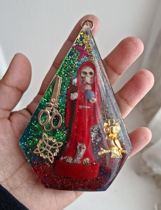 Amulette Santa Muerte rouge