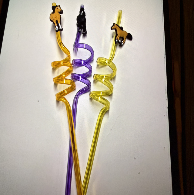 Dünne verschnörkelter Strohhalm mit Pferdeanhänger