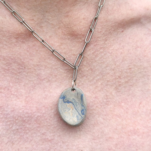 Collier “Pierre anti-stress” modelé à la main, motif ciel soleil couchant