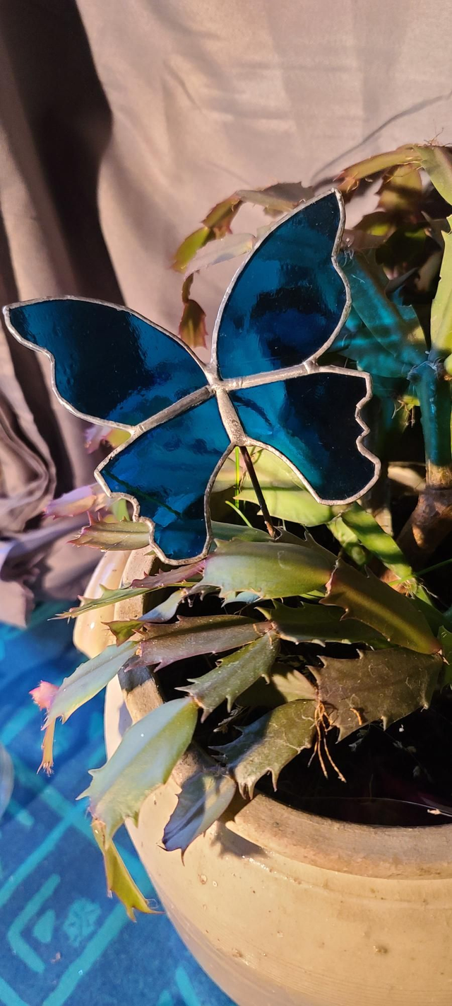 Papillon en verre bleu canard transparent, en Tiffany. 