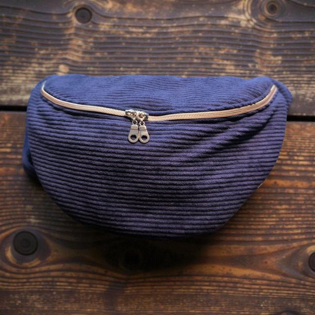 Sac banane en velours côtelé et matelassé bleu