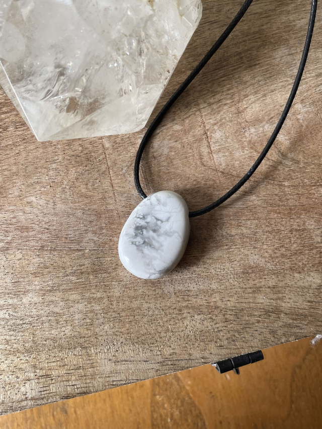 Collier HOWLITE