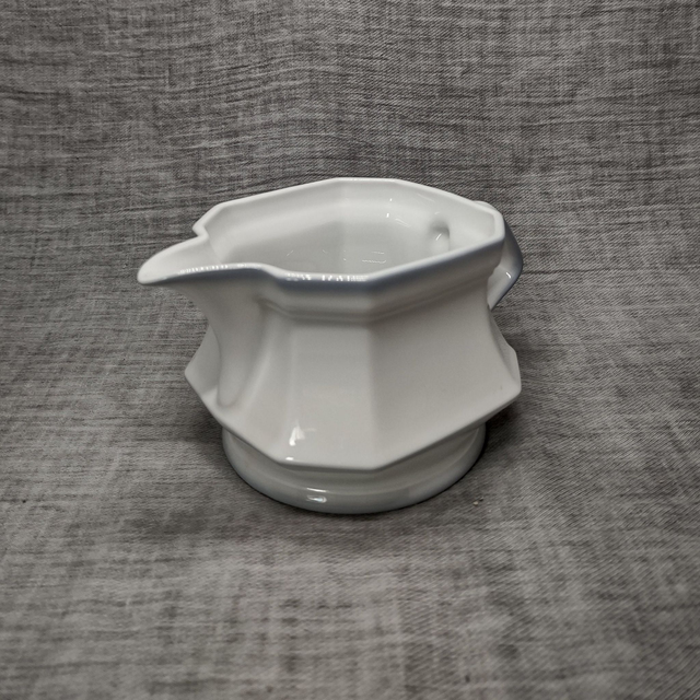 Winterling | Sauskom Juskom (lengte 16,0 cm | breedte 11,0 cm | hoogte 9,0 cm) 8 kantige vorm in witte kleur met grijsblauwe bies) | Vintage