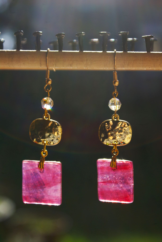 Boucles d'oreilles rose en verre chamarré et texturé transparent. Numéro 1