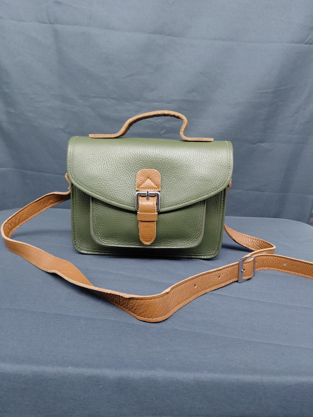 Petit sac en cuir couleur kaki 