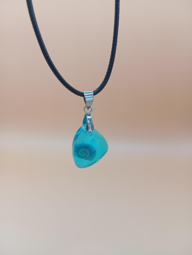 Pendentif en résine - Petit coquillage sur fond bleu