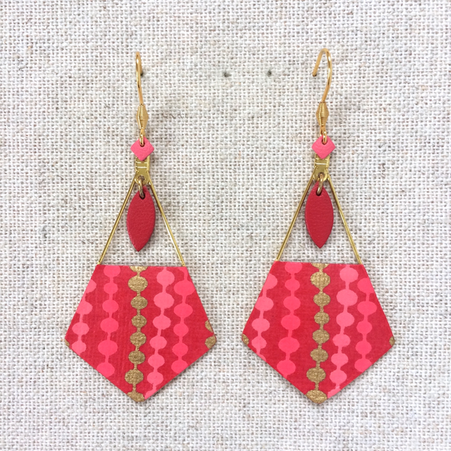Boucles d’oreilles « Romanesca » dorées, papier rouge, rose et doré, cuir assorti