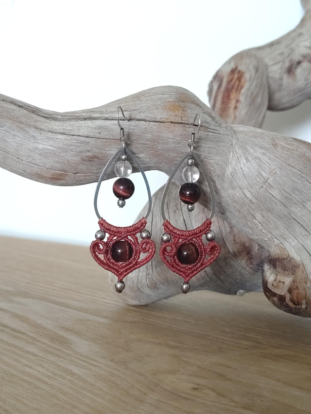 Boucles d'oreilles goutte en macramé et pierres fines