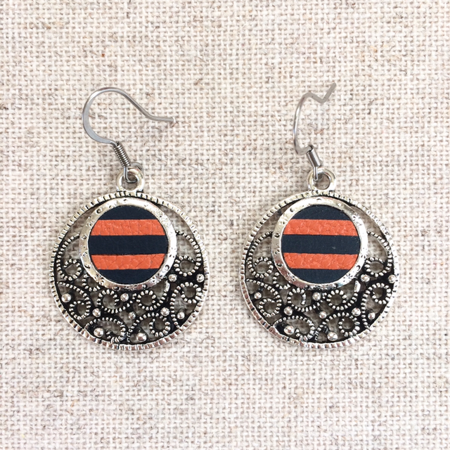Boucles d’oreilles « Lied » argentées, support de cabochon vintage + marqueterie de cuir bleu/ orange