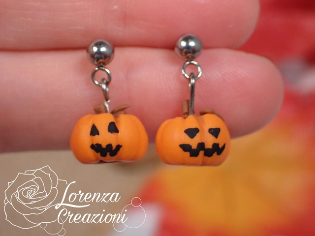 Orecchini pendenti artigianali zucca arancione di Halloween, Jack-o'-lantern, modellata e dipinta a mano in argilla polimerica
