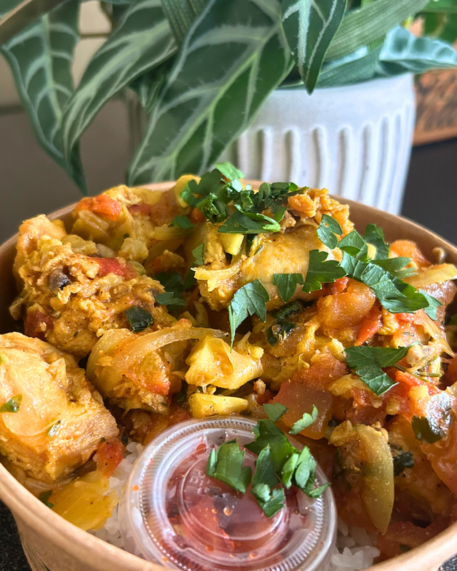 Carry Poulet + riz + grains +rougail piment 