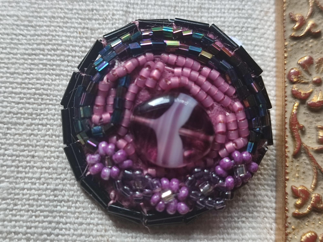 Broche tissée main&quot; petites fleurs violettes et noires&quot; verre violine, en pièce unique 
