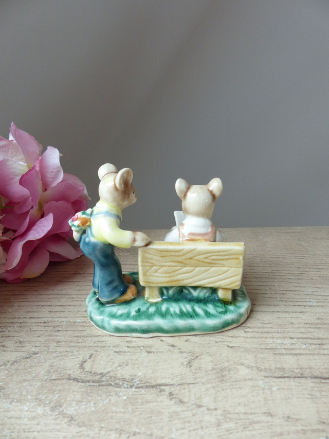 Figurine Vintage Couple de Lapins en Céramique Émaillée – Scène Romantique au Parc – Décoration Cadeau Amoureux – Peinte à la Main – 8 cm