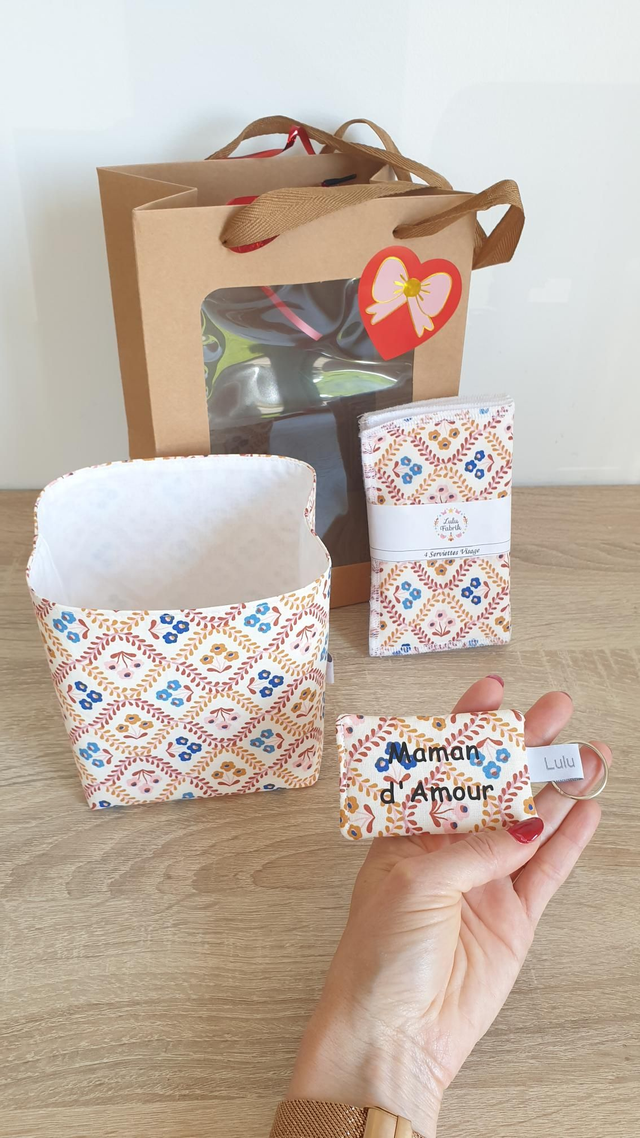 Coffret panier + 4 serviettes visage + porte clés fleuri vintage