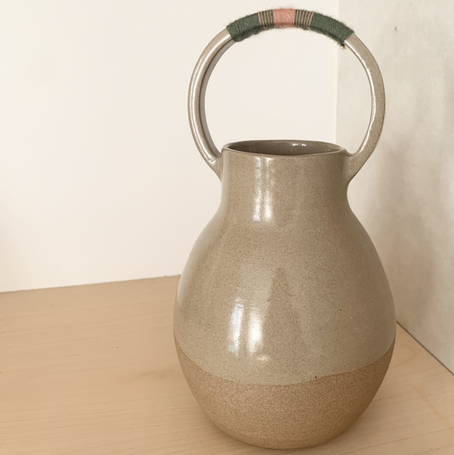 Vase avec anse en grès et laine