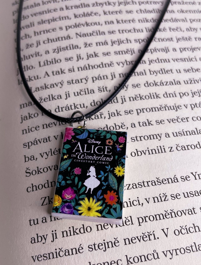 Náhrdelník mini knížka Alice in Wonderland