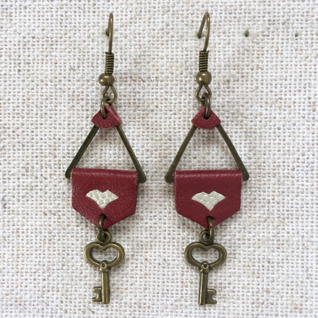 Boucles d’oreilles « Clé de fa » bronze, cuir acajou, breloque clé