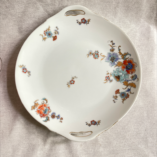 Antiker großer Teller mit Griffen und Blumen verziert