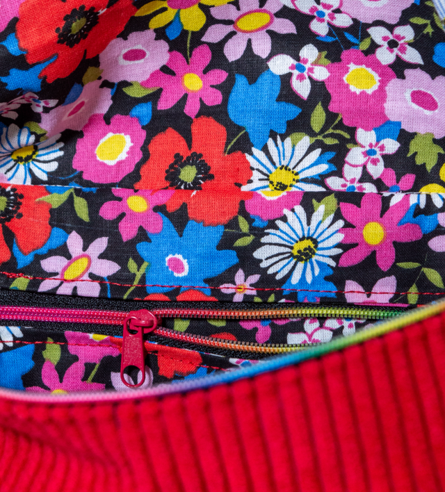 Banane en velours côtelé rouge