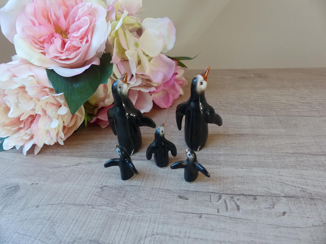 Figurines Couple Miniatures Pingouins et bébés céramique vintage R0.C Taïwan, Cadeau Fête Anniversaire, Family Pengouin Mom Dad Childrens