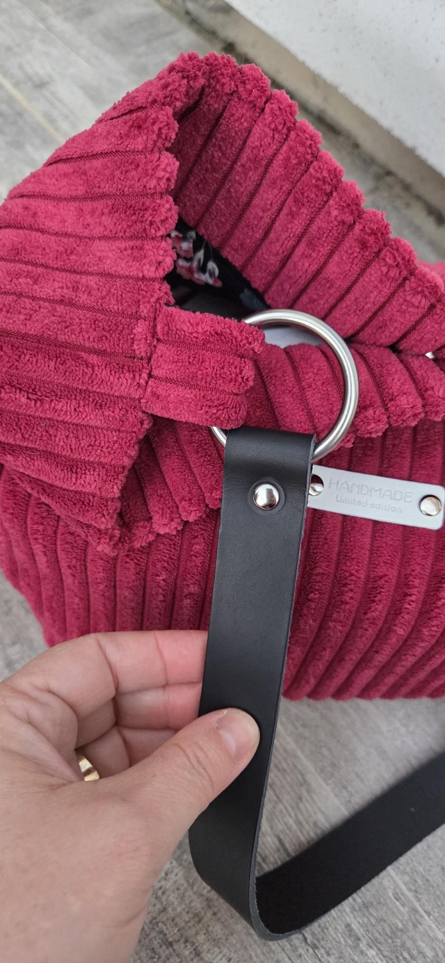 Sac à main porté épaule velours framboise